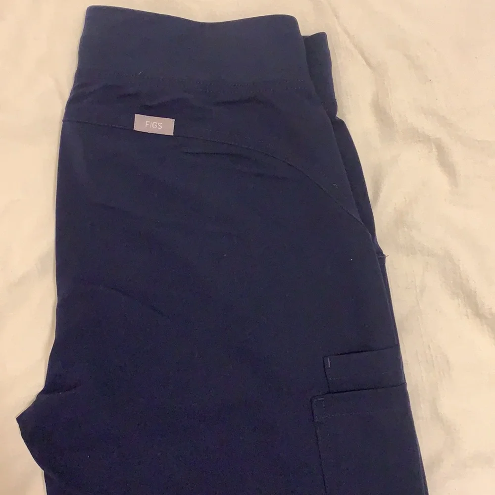 NWOT navy Figs set. Top XS (two pocket style) pants XS T (Kade cargo style) - Picture 4 of 6